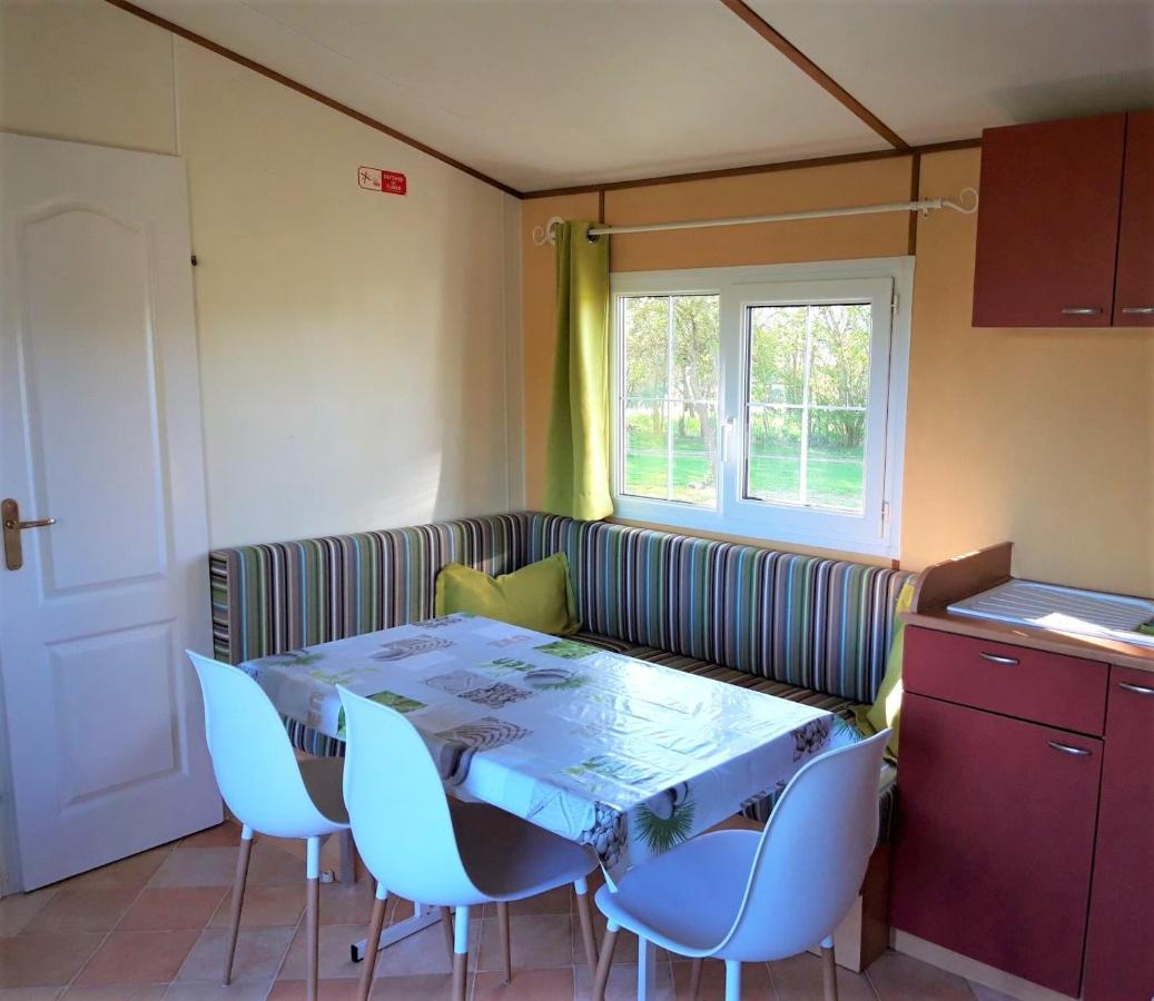 Camping Des 2 Rives- Mobilhomes Etang-sur-Arroux Exteriér fotografie